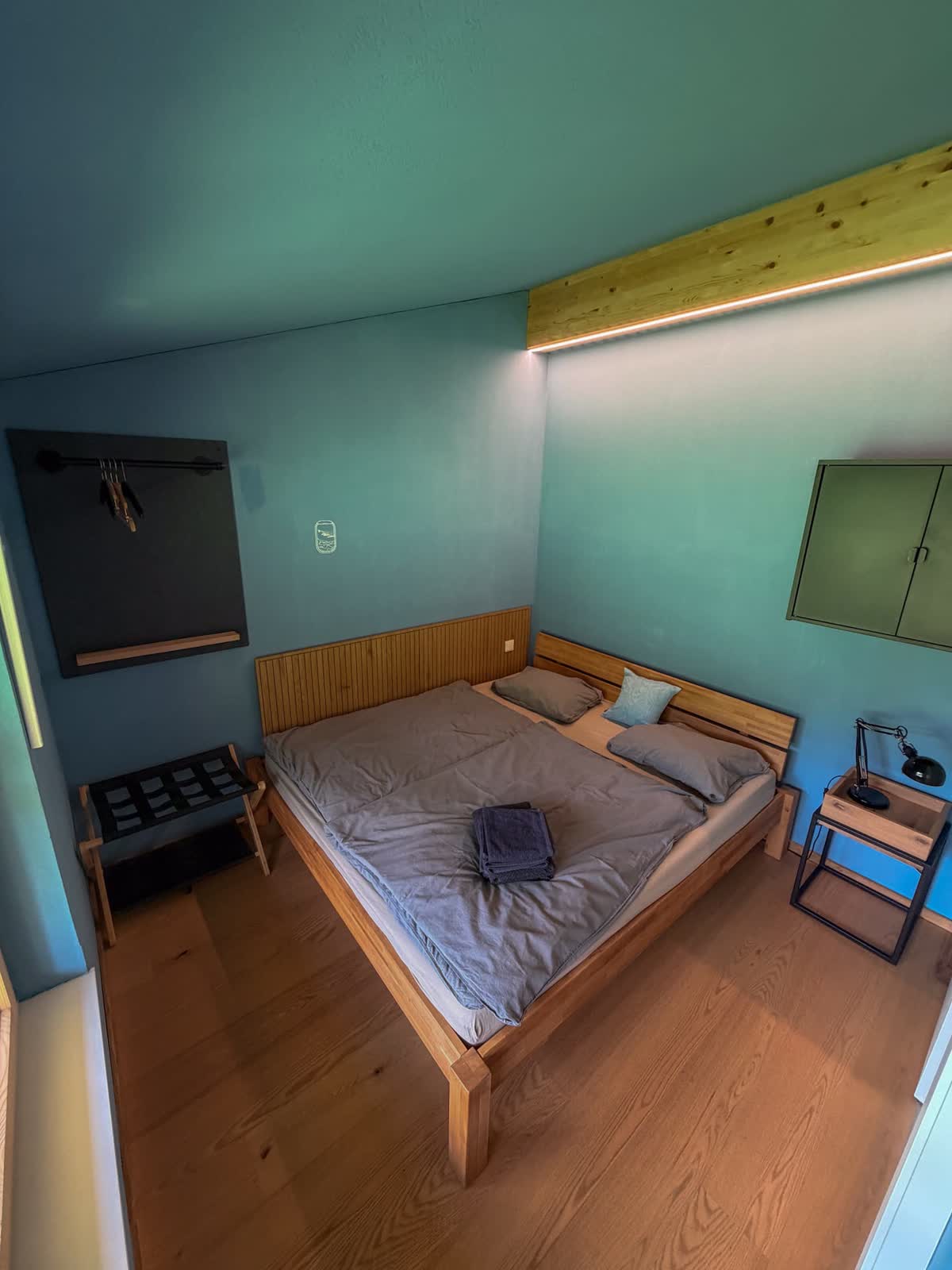 Schlafzimmer mit Holzbett