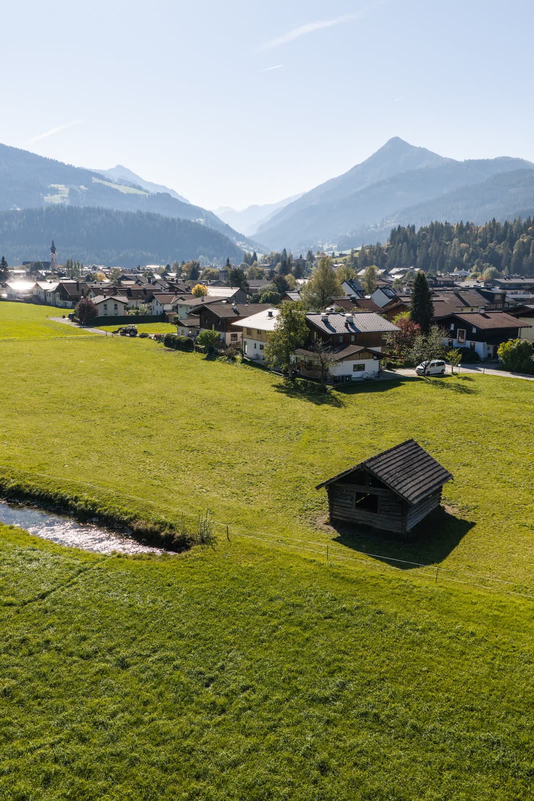 Sommerwiese mit Heustadel vor Altenmarkt